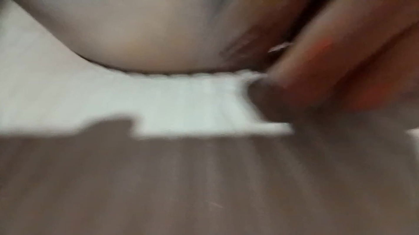 Desi bhabhi took out water by fingering in chut