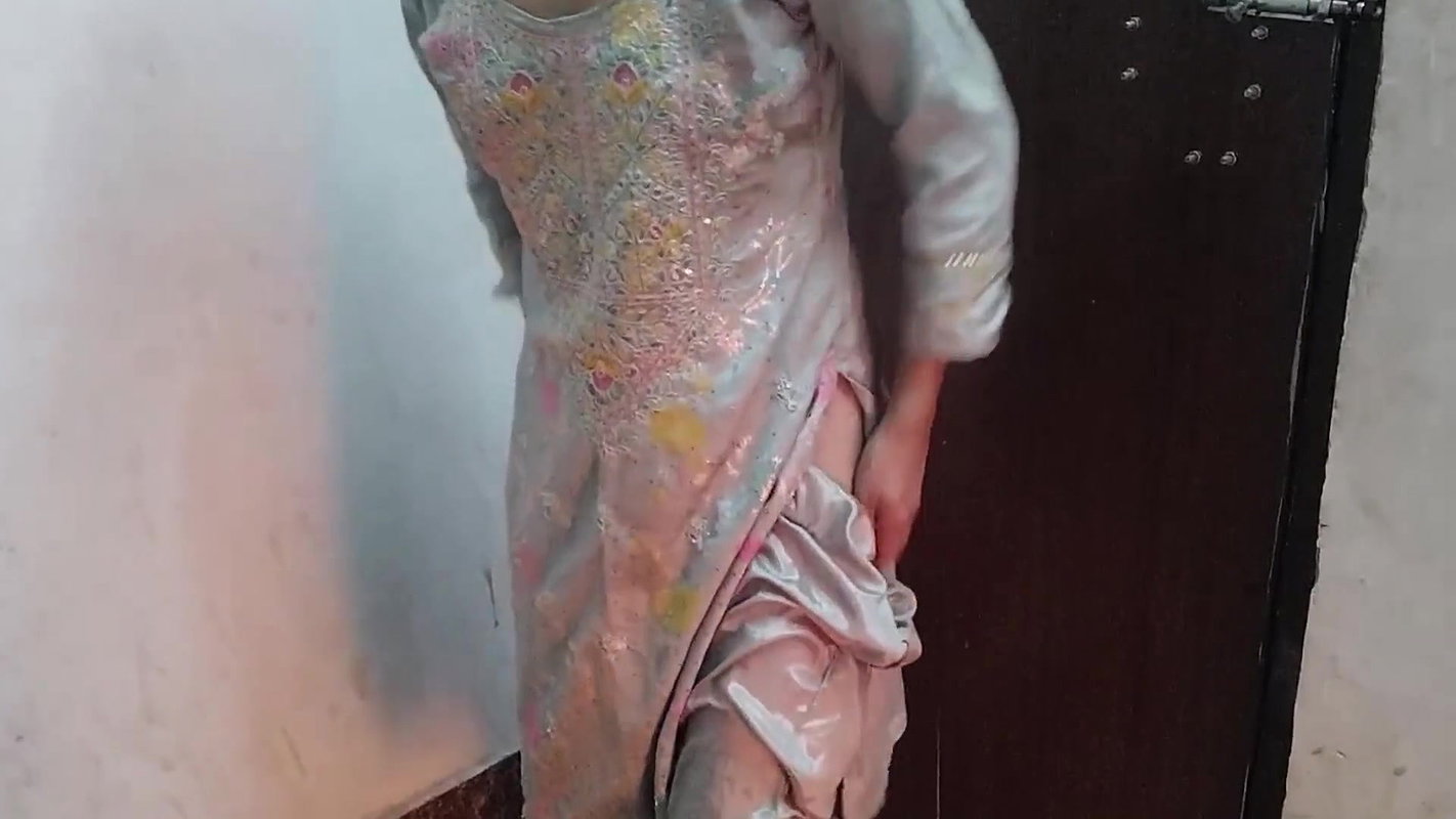 Desi hot girl ka bathroom me band karke pel diya