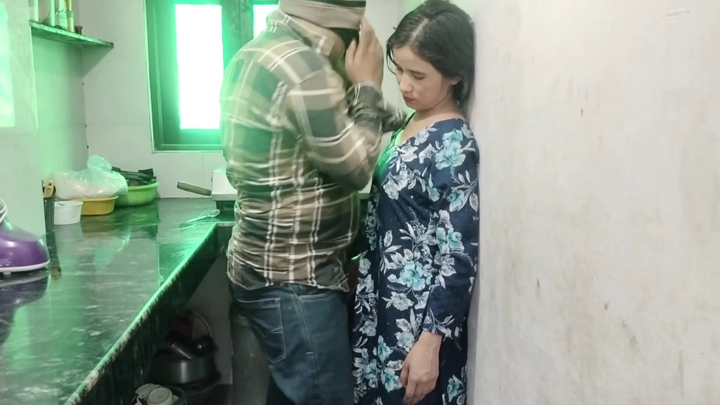 Dever ne bhabhi ko kitchen me patak ke pel diya