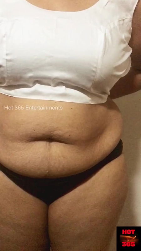 Sexy Indian Sister in Law shows her juicy navel button