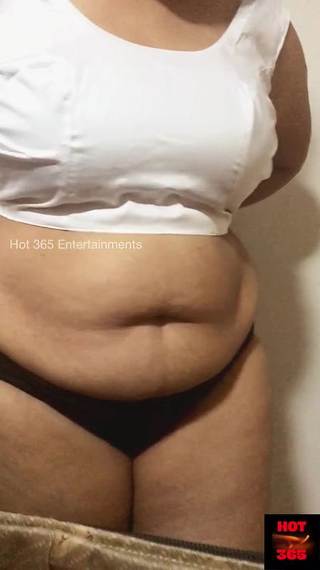 Sexy Indian Sister in Law shows her juicy navel button