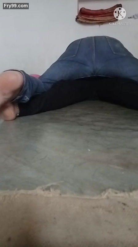 girlfriend in her friends room and enjoyed a lot with fingering