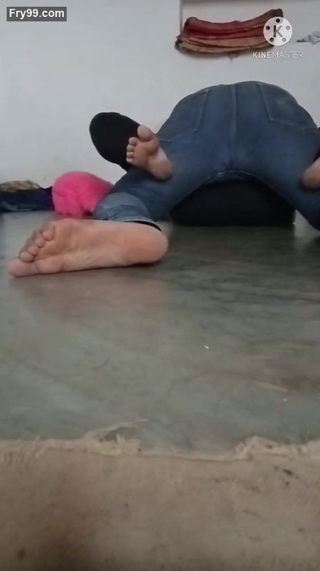 girlfriend in her friends room and enjoyed a lot with fingering