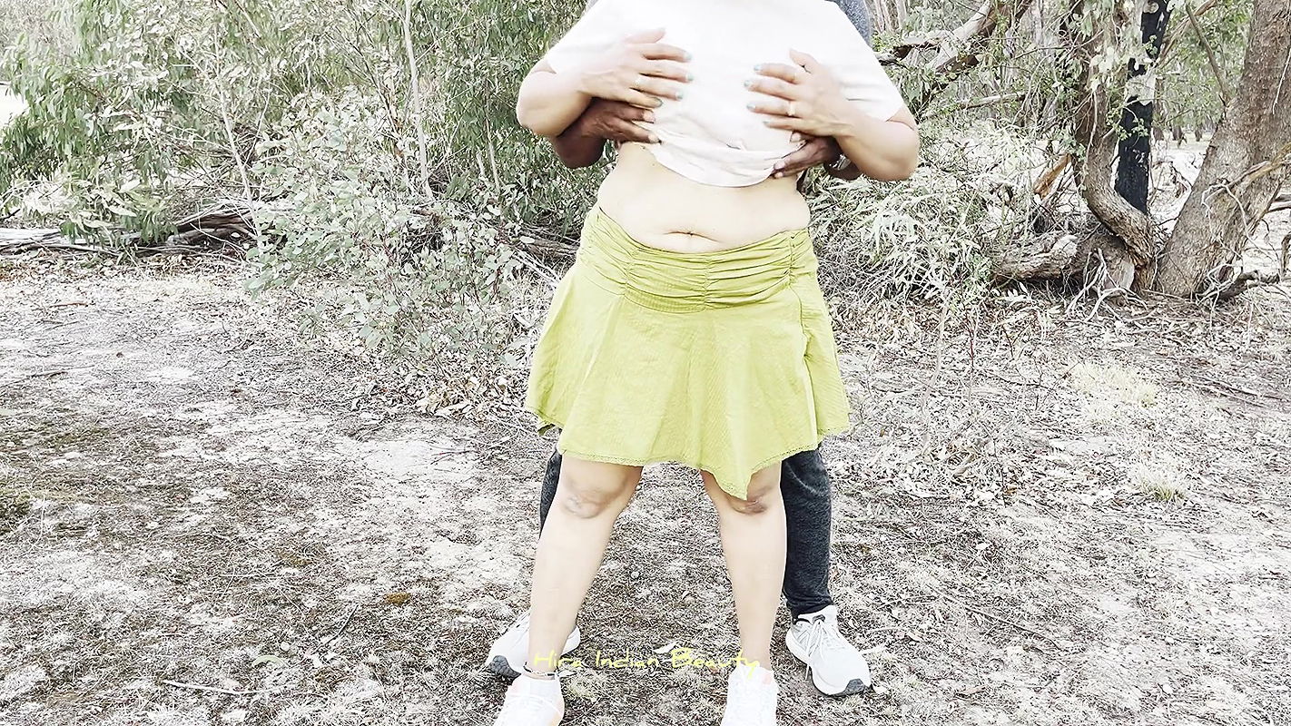 Indian MILF Gives Hardcore Blowjob – Outdoor Sex – Desi Mouth Fuck