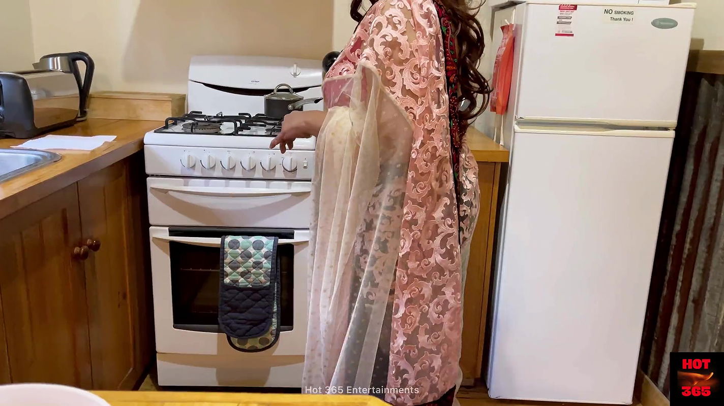 Indian Couple have Loud Soft sex in the Kitchen – Wife Kissed, Saree lifted up, Anal Fuck, Ass Spank