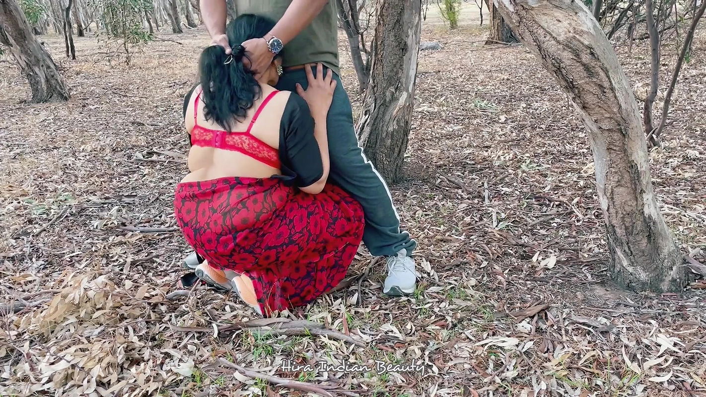 Horny Indian Housewife Cheating with Friend – Giving Deep Throat in Outdoor – Saree Sex