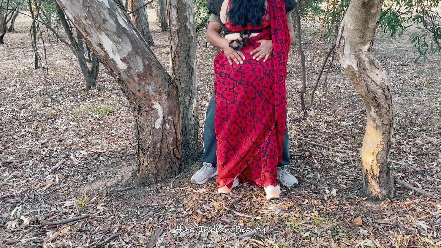 Horny Indian Housewife Cheating with Friend – Giving Deep Throat in Outdoor – Saree Sex