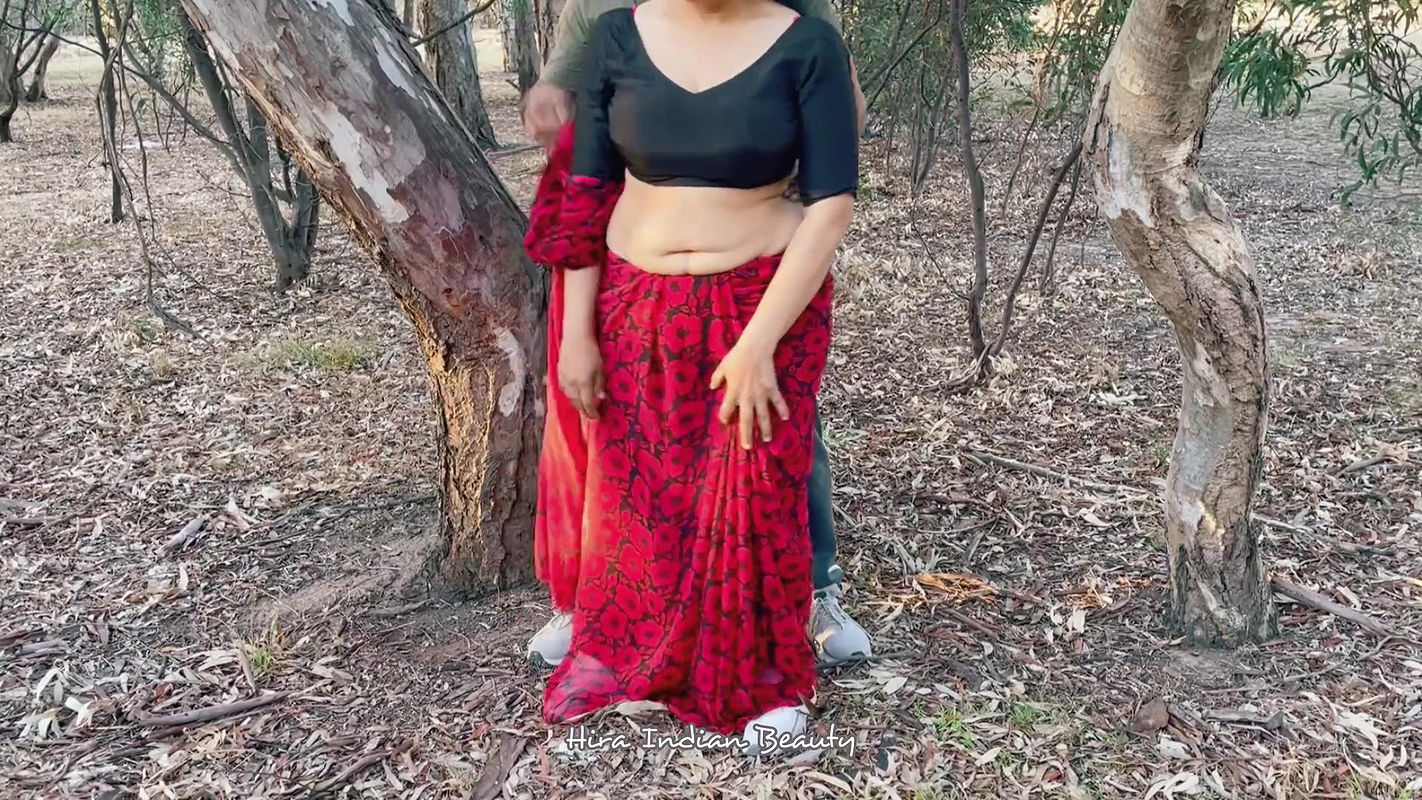 Horny Indian Housewife Cheating with Friend – Giving Deep Throat in Outdoor – Saree Sex