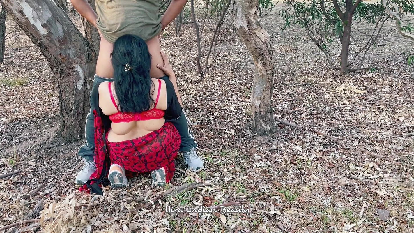 Horny Indian Housewife Cheating with Friend – Giving Deep Throat in Outdoor – Saree Sex