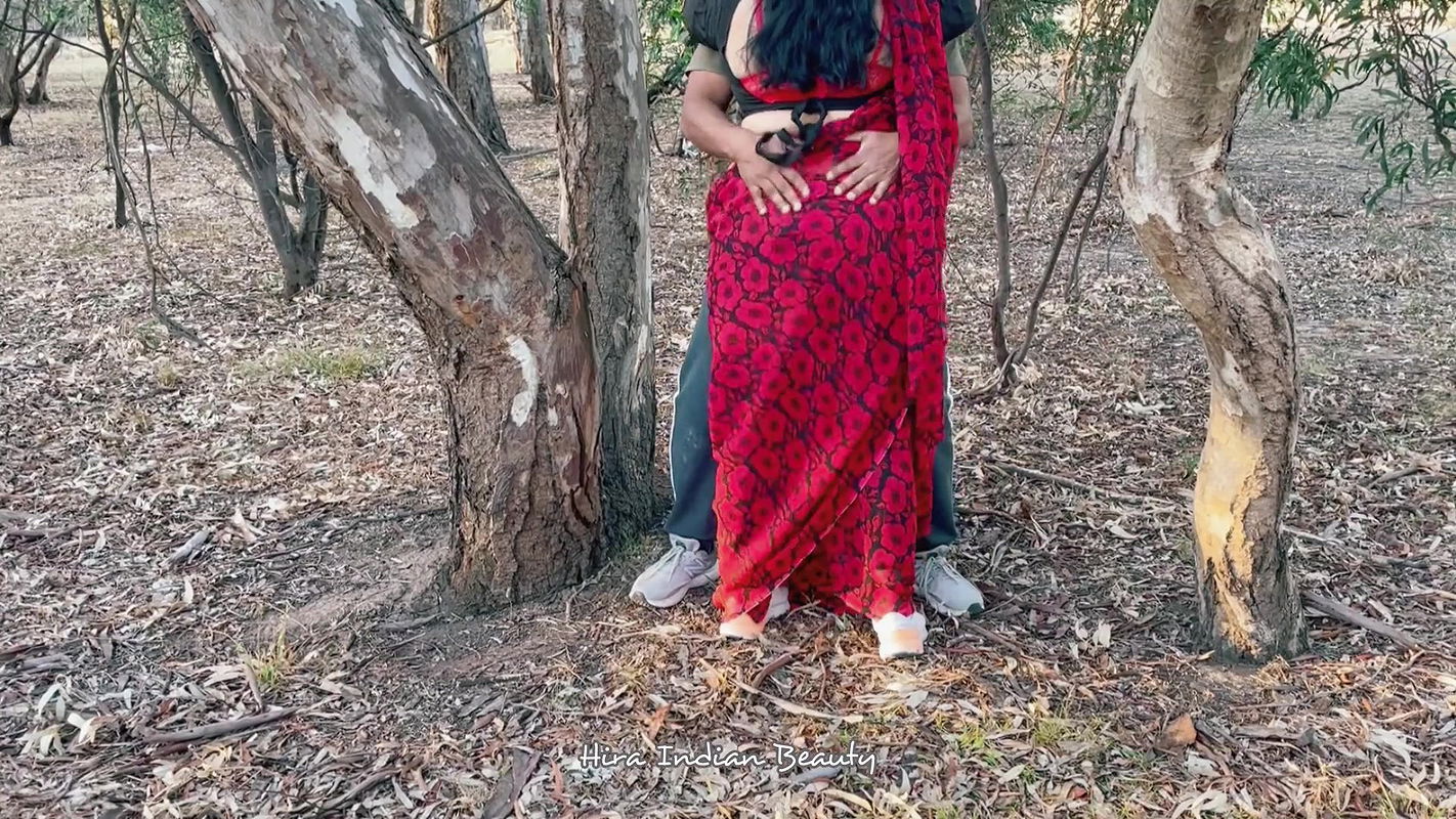 Horny Indian Housewife Cheating with Friend – Giving Deep Throat in Outdoor – Saree Sex(1)