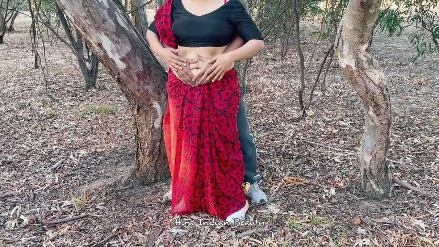 Horny Indian Housewife Cheating with Friend – Giving Deep Throat in Outdoor – Saree Sex(1)