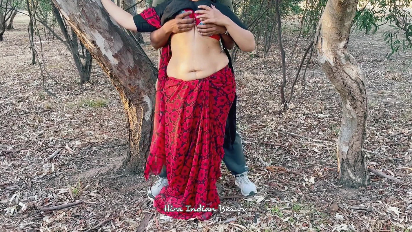 Horny Indian Housewife Cheating with Friend – Giving Deep Throat in Outdoor – Saree Sex(1)