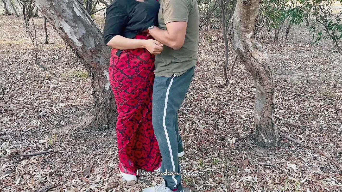 Horny Indian Housewife Cheating with Friend – Giving Deep Throat in Outdoor – Saree Sex(1)