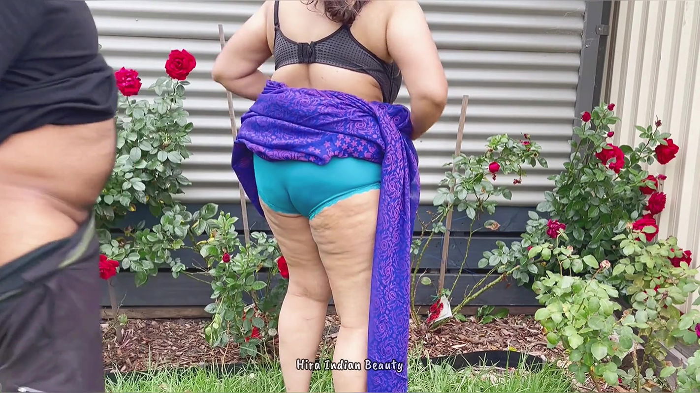 Big Boobs Indian Mom Wearing Traditional Saree – fucked in Doggy Style at Outdoor – Saree Sex