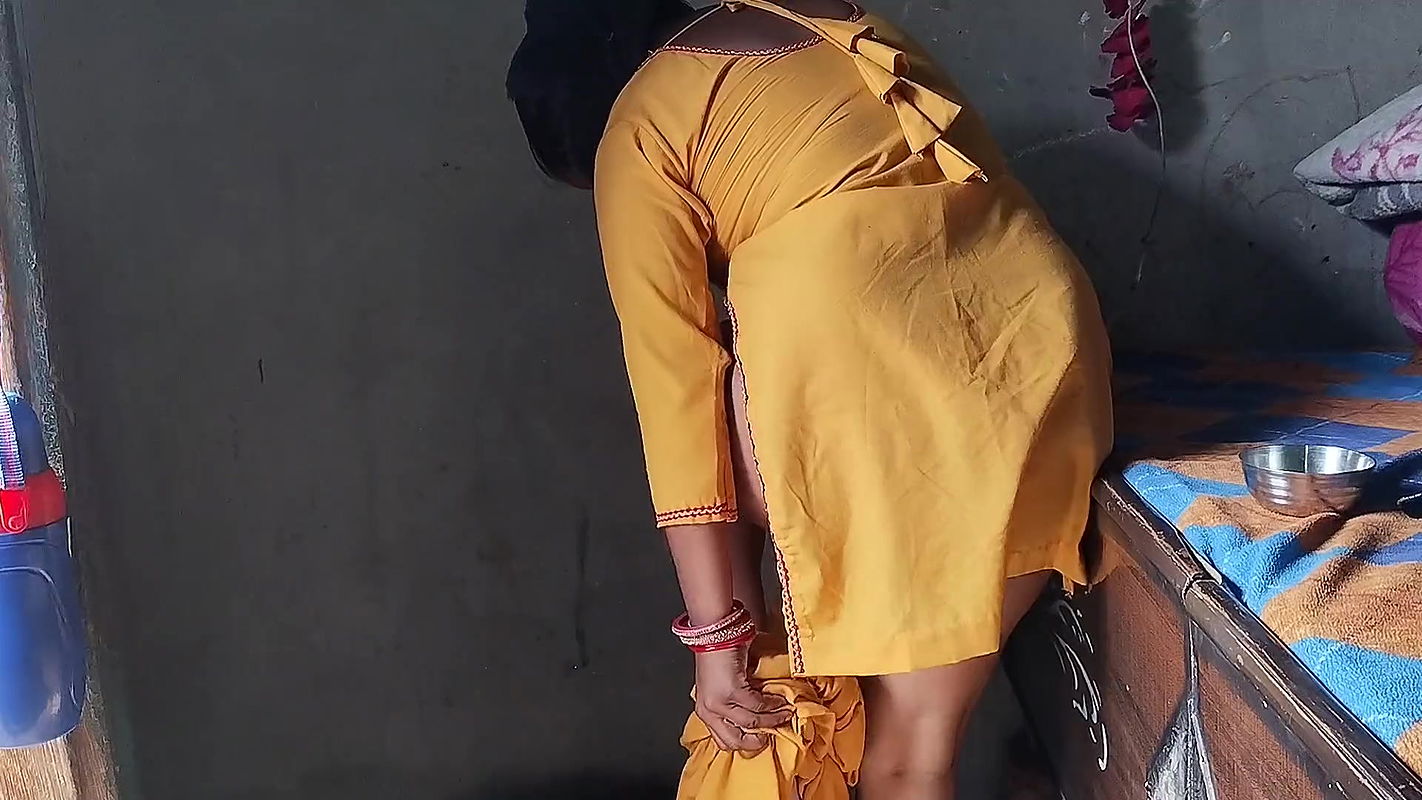 Moka dekh ke bhabhi ko chod diya ghar pe koi nahi toh bhabhi clothes change kar rahi thi to bhabhi ko oil laga ke chod diya