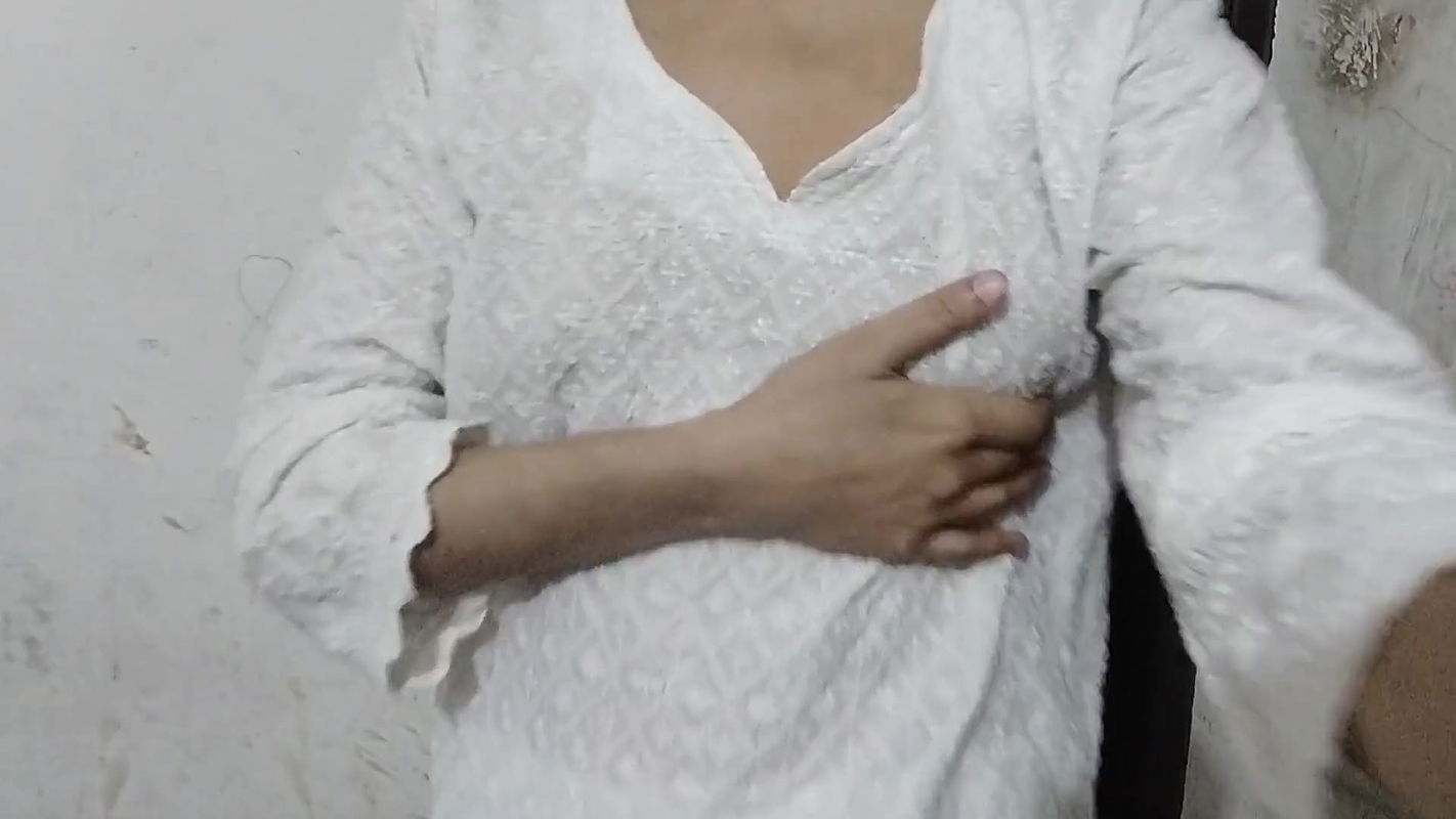 School girl ko kapde badalte dekh liya