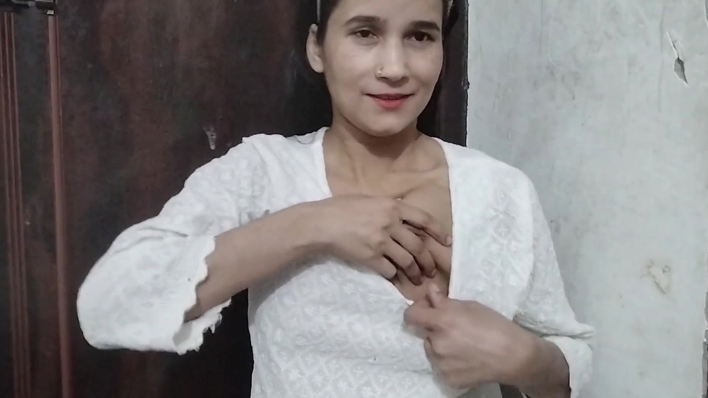 School girl ko kapde badalte dekh liya