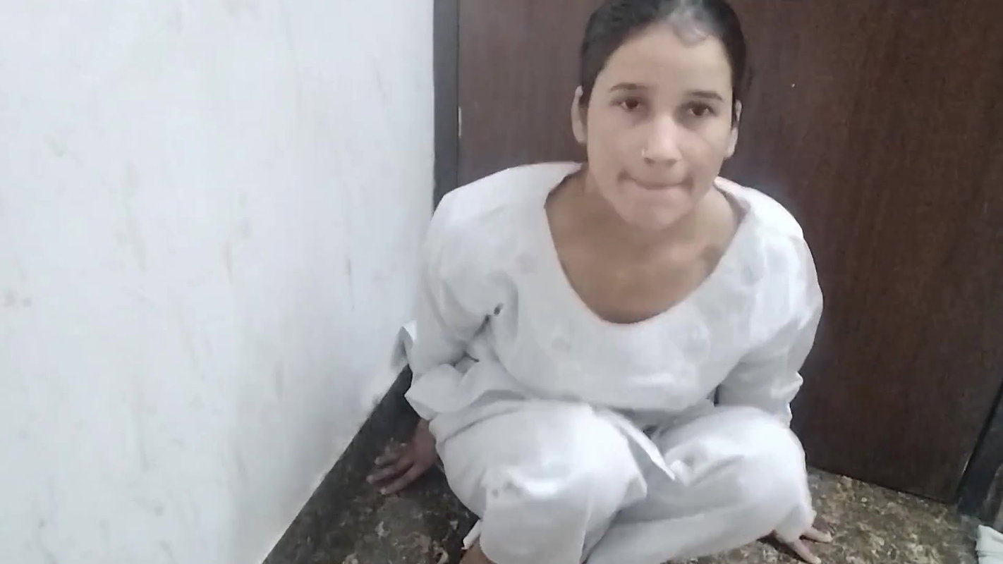 School girl ko kursi par baitha kar chod diya