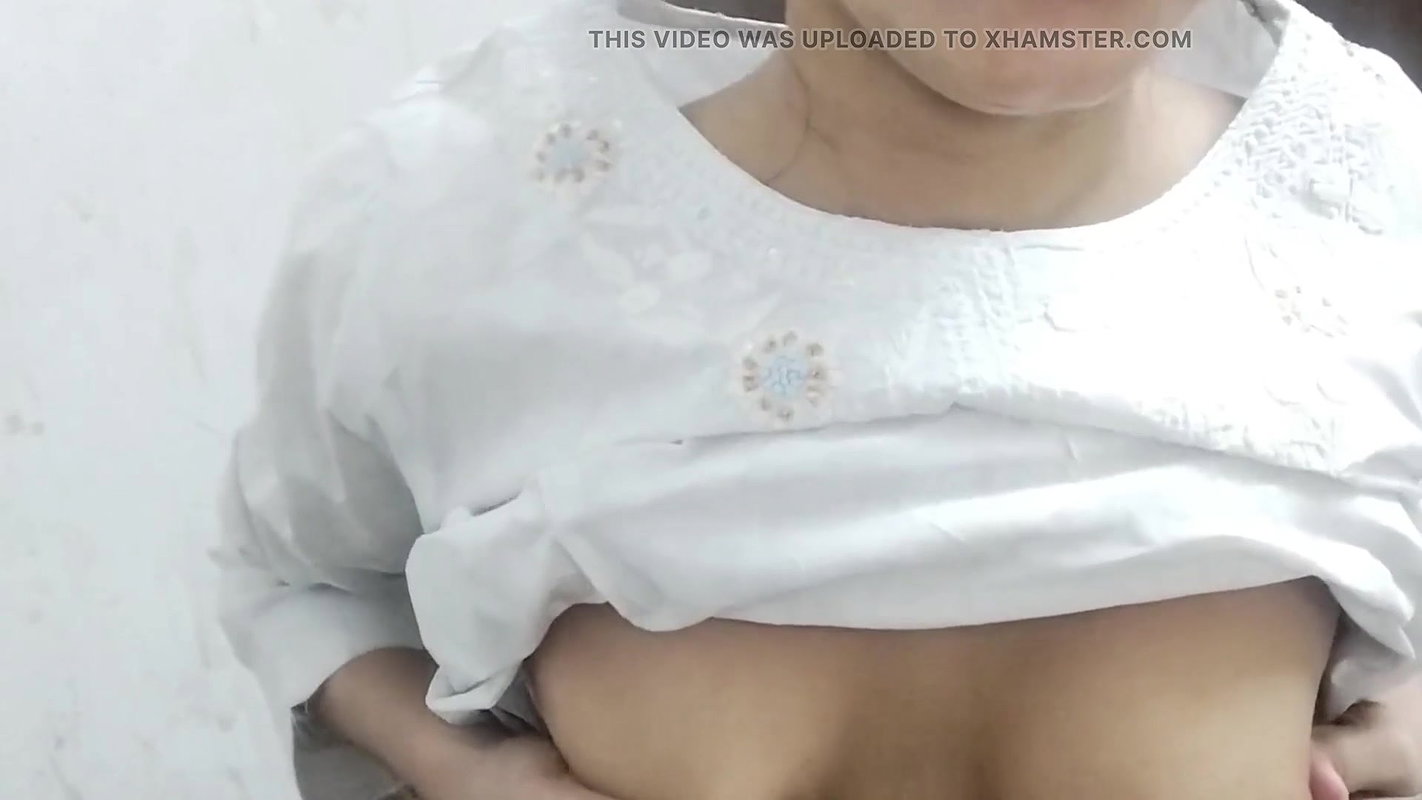 School girl ko kursi par baitha kar chod diya