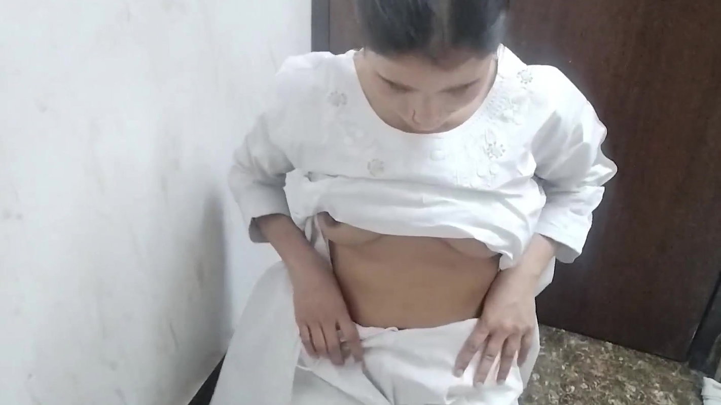 School girl ko kursi par baitha kar chod diya