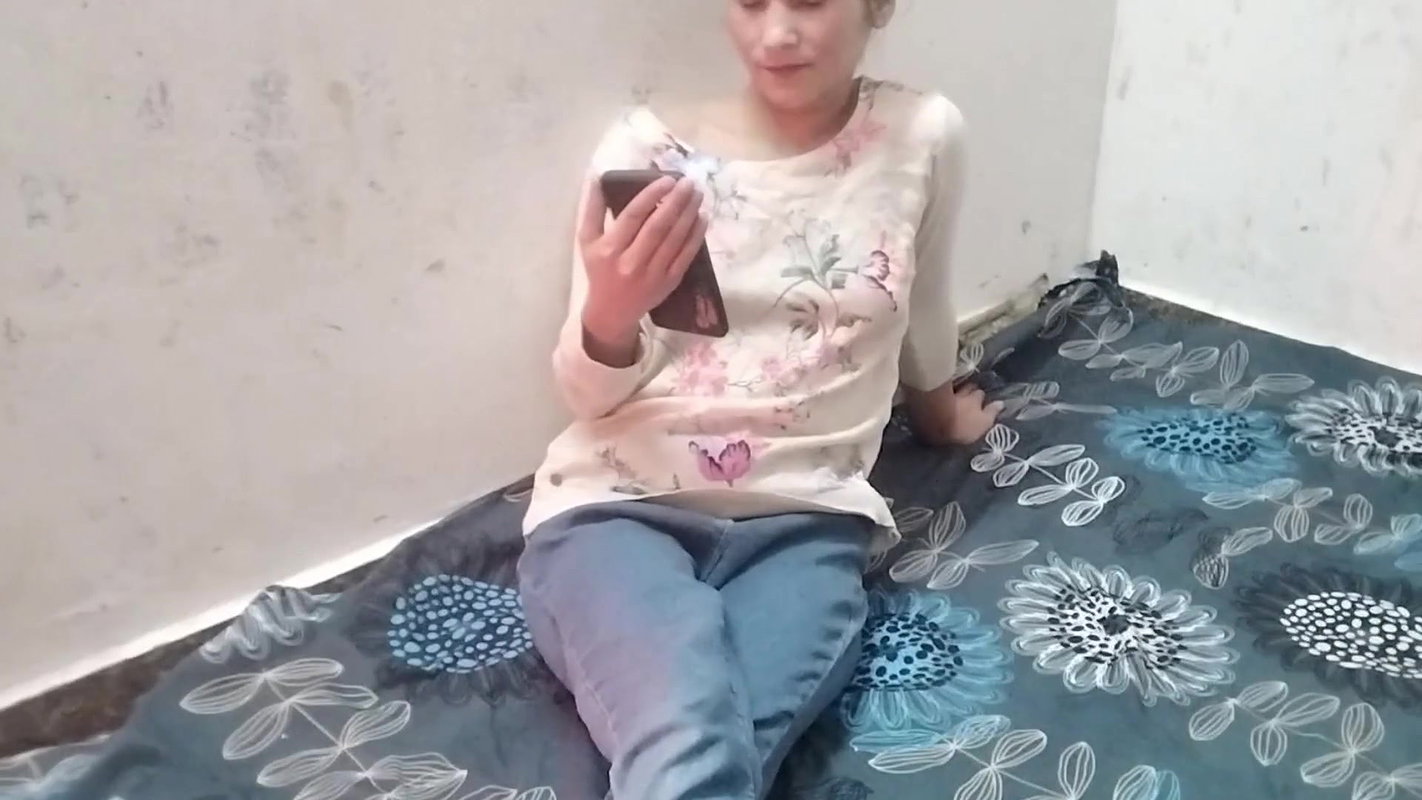 Soyi hui Step sister ko utha kar godi me chod diya