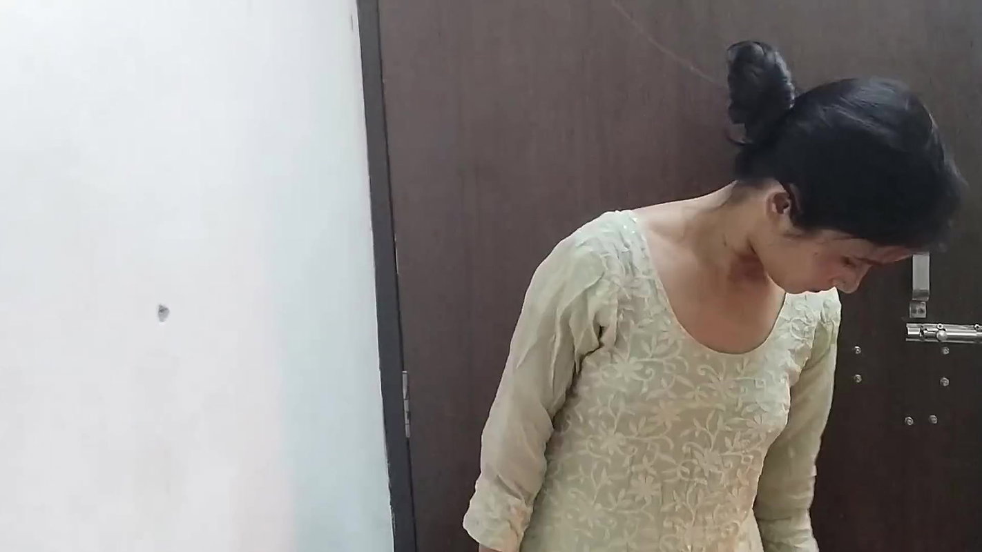 Step daughter ko ghar me band kar ke pel diya