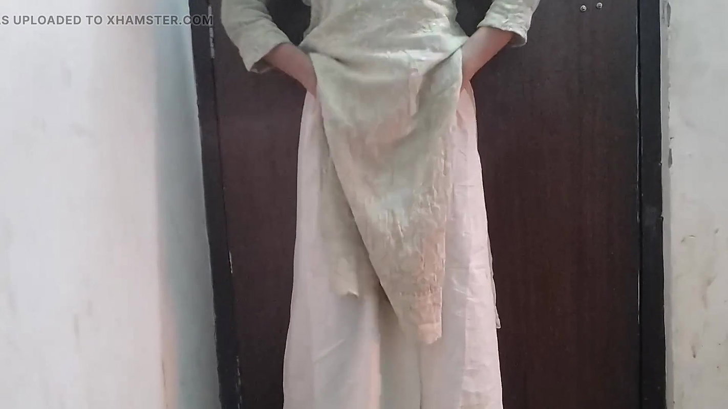 Step daughter ko ghar me band kar ke pel diya