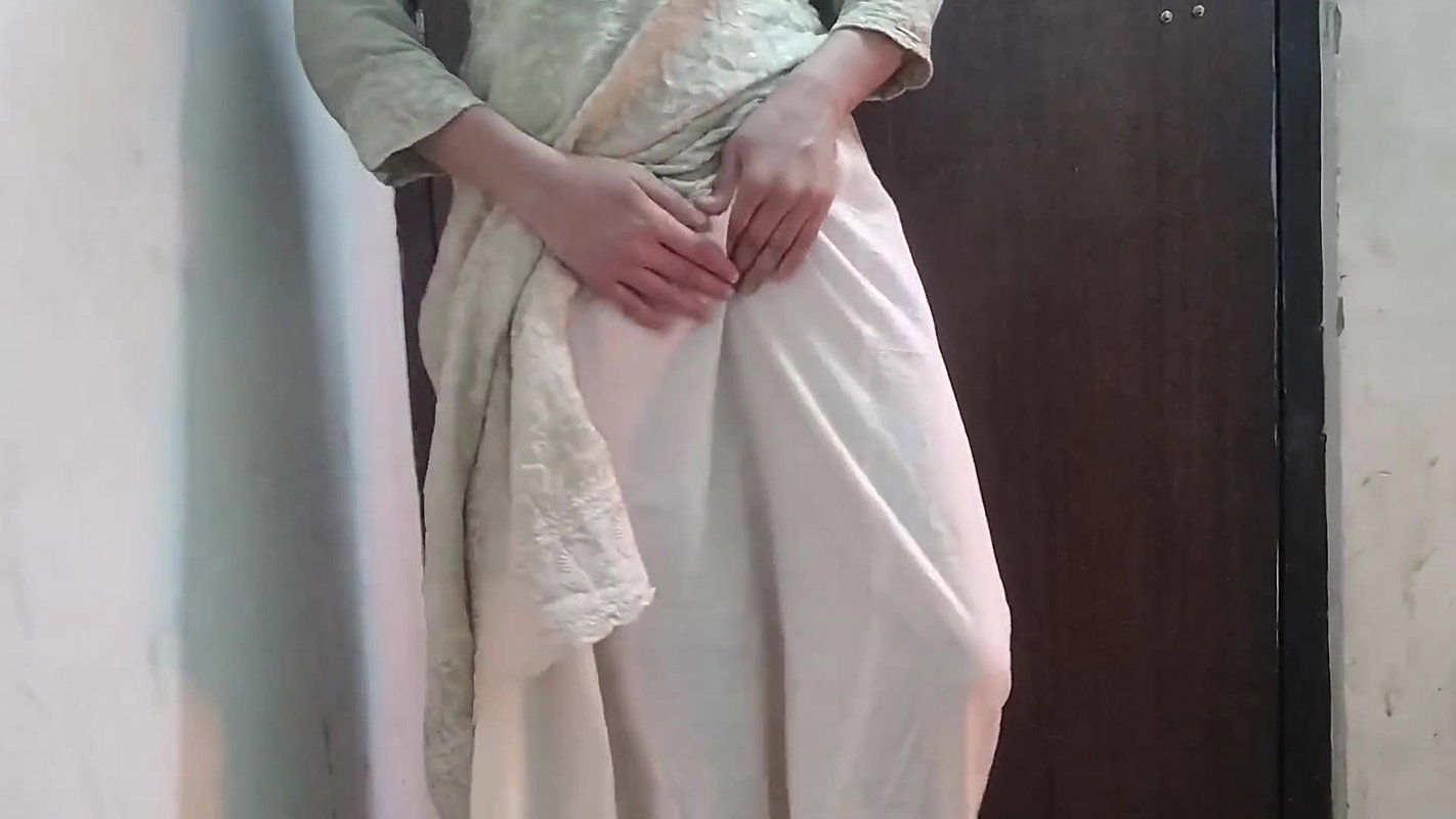 Step daughter ko ghar me band kar ke pel diya