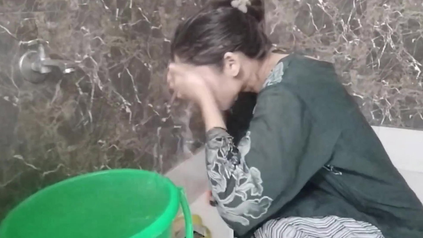 Step sister ka bathroom MMS bna liya fir choda