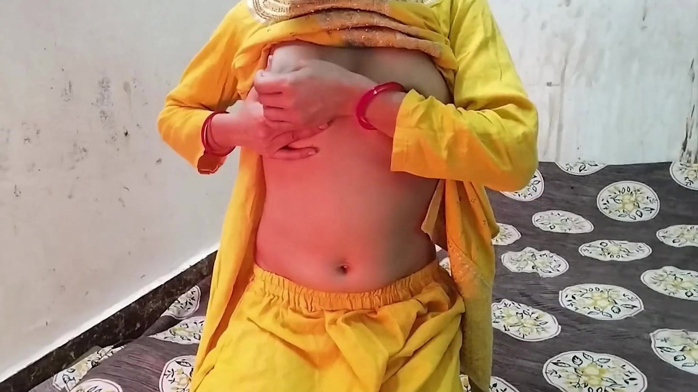 Step sister ka big bobs daba kar pela