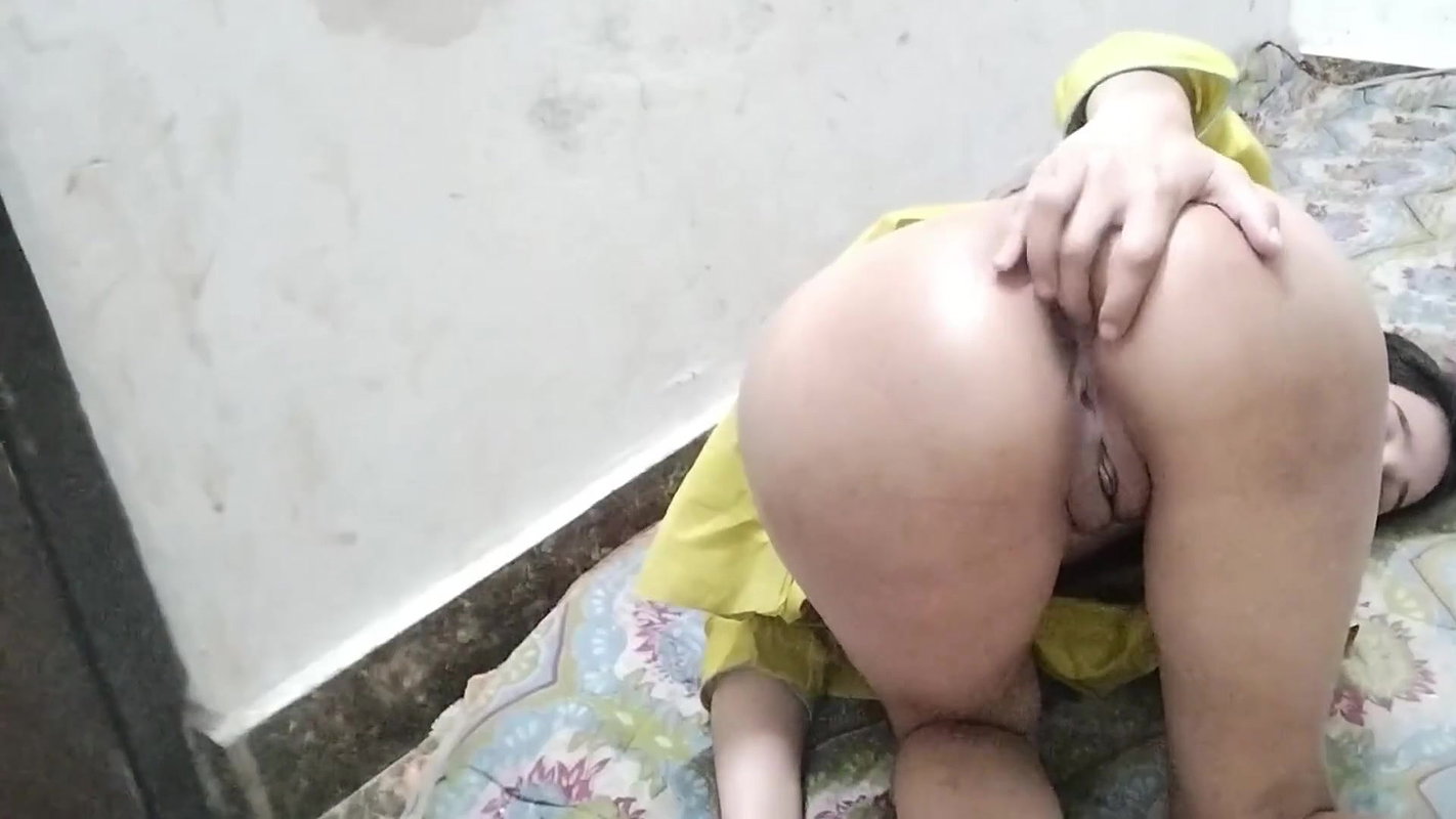 step sister ko bed par pakd ke chod diya