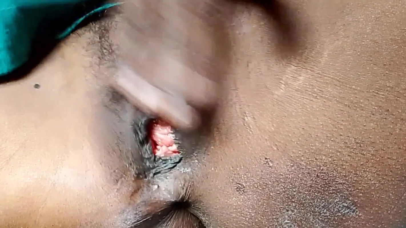 Desi 25-year-old horny village girl Geeta Bhabhi masturbation video, Geeta9905 unzipped the purple blouse