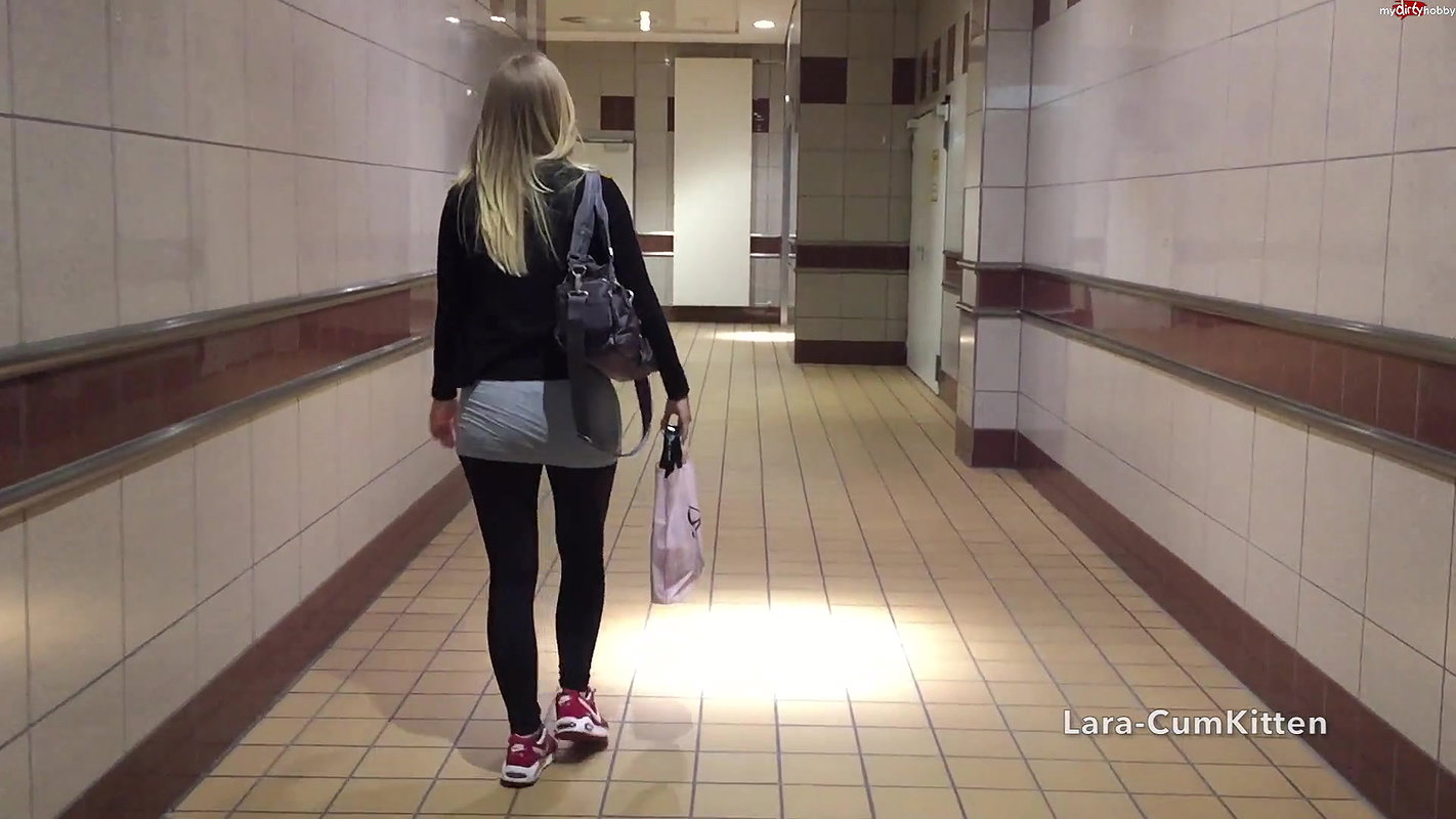 87Public PISS Treppen im Shopping Center geflutet