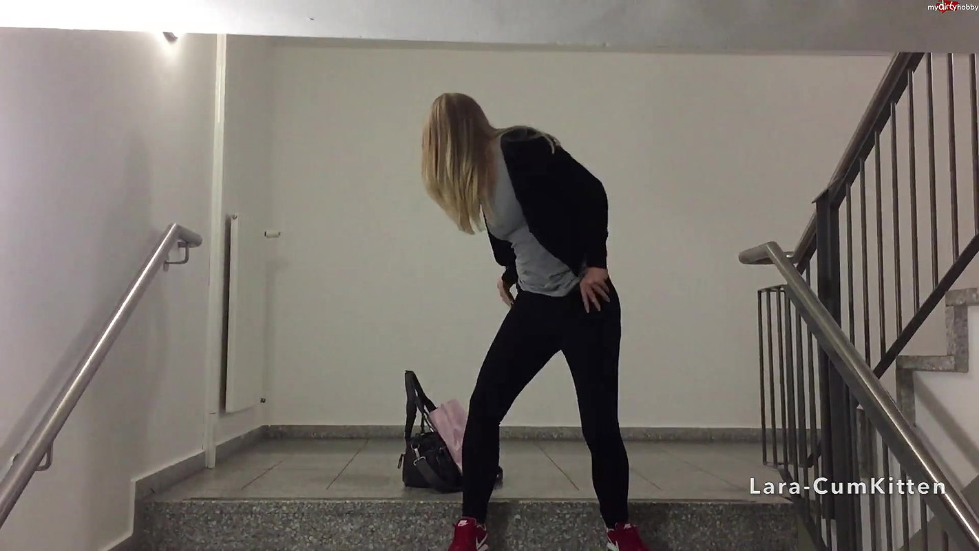 87Public PISS Treppen im Shopping Center geflutet