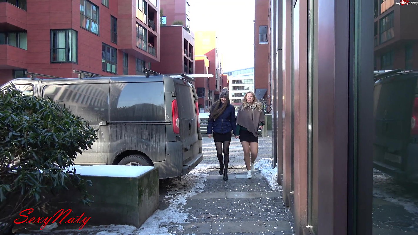 34238xyNaty pissing in the middle of the street