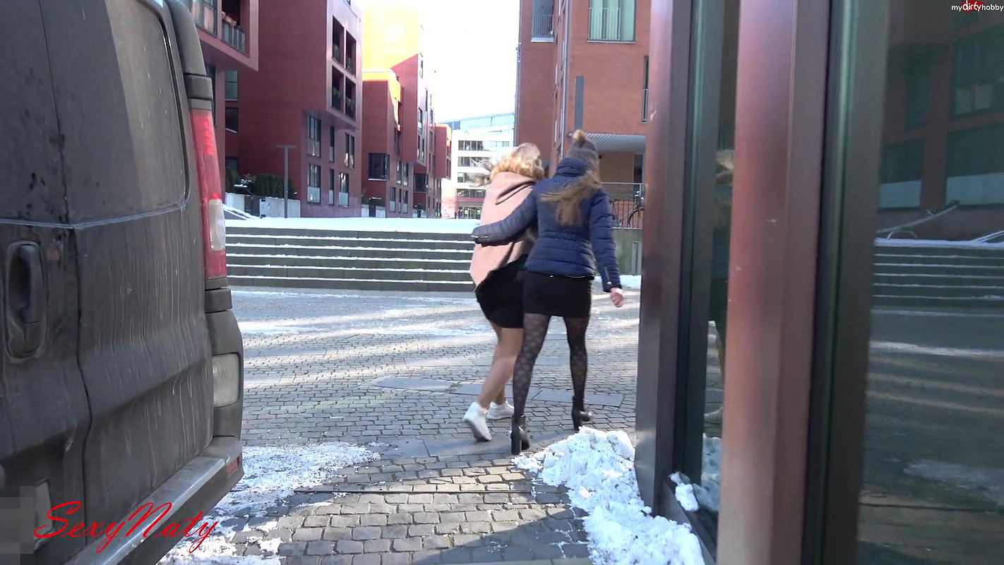 325338238xyNaty sing in the middle of the street