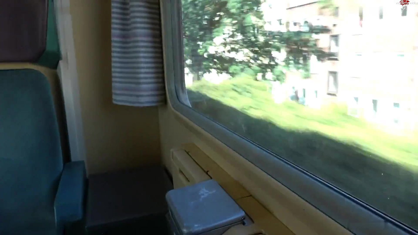 Alissa Noir Notpiss im Zug