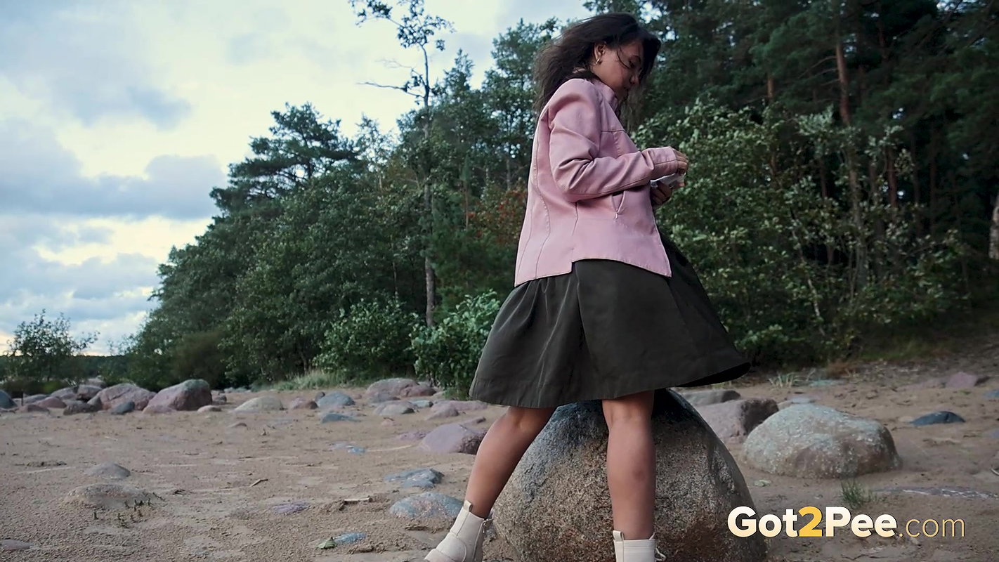 Bent Over 1080p Got2Pee