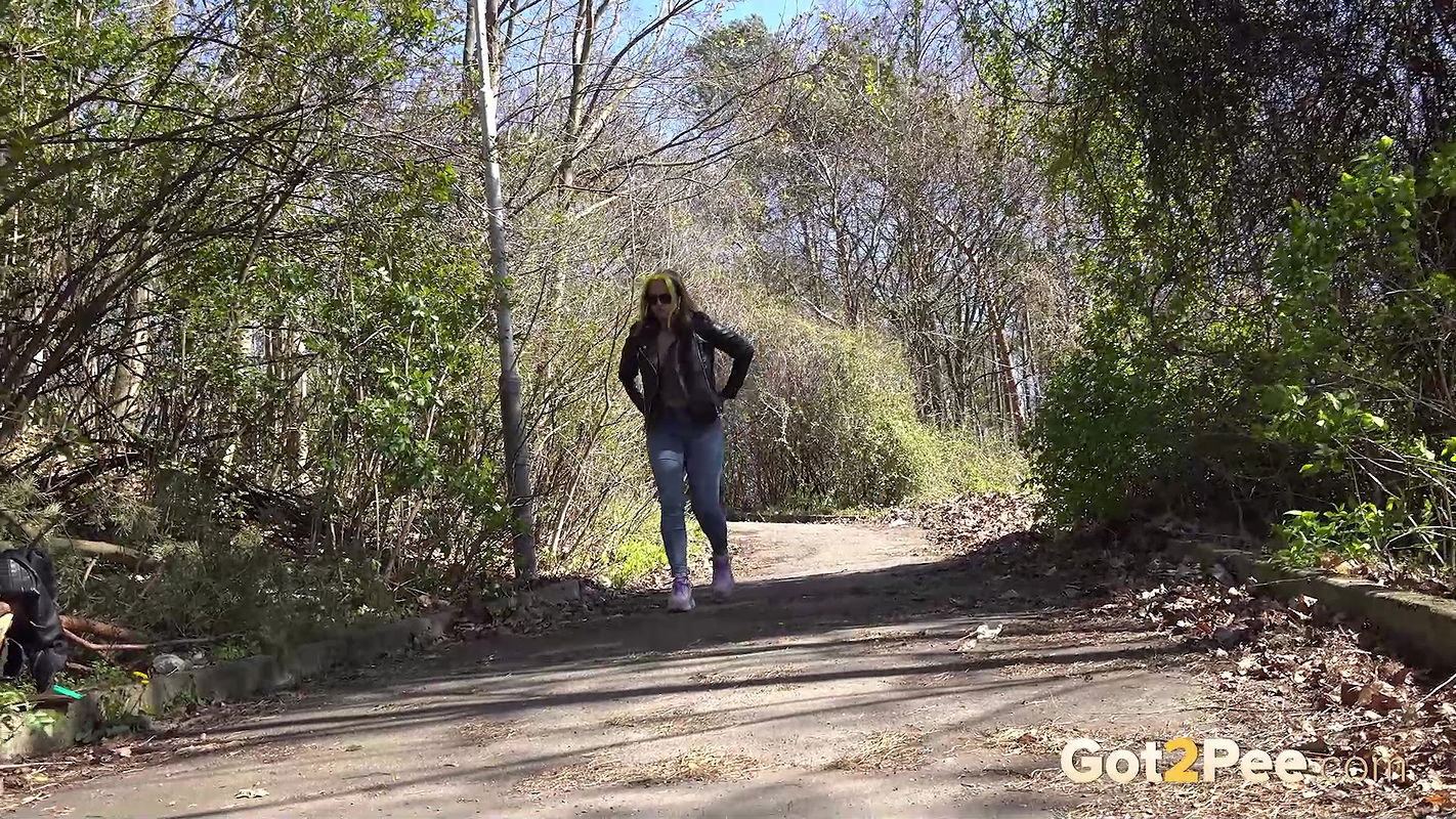 Big Boobs Girls Golden Spray 1080p Got2pee