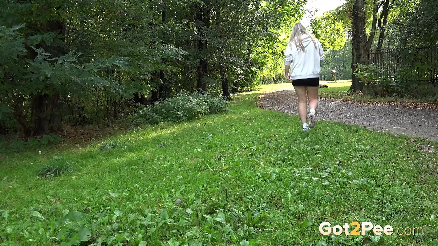 Blonde Hottie Nikki Dream Pees In Public Got2pee