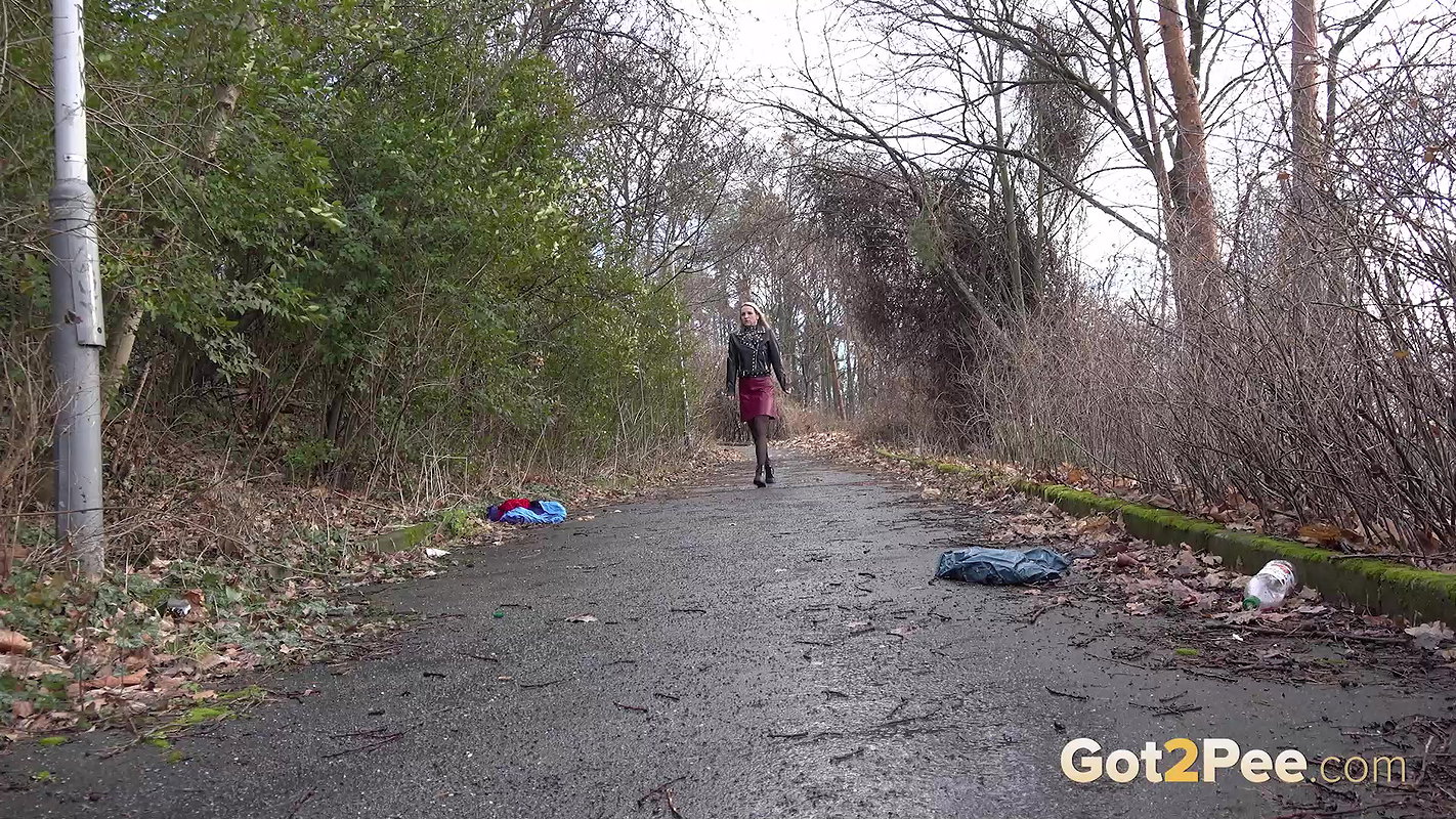 Blonde In Leather Skirt Squats To Piss Outside Got2pee