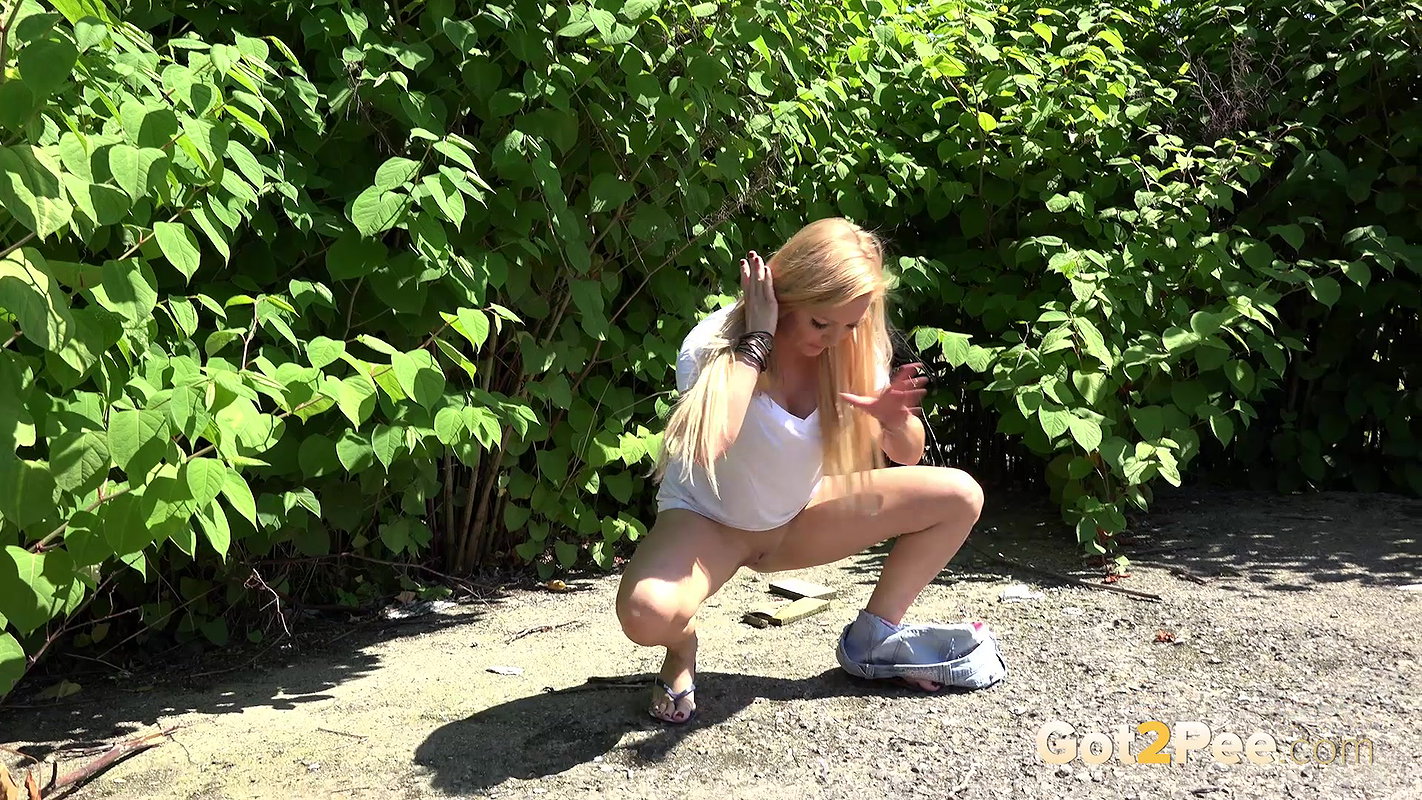 Blonde Pissing In Flip Flops 1080p Got2Pee