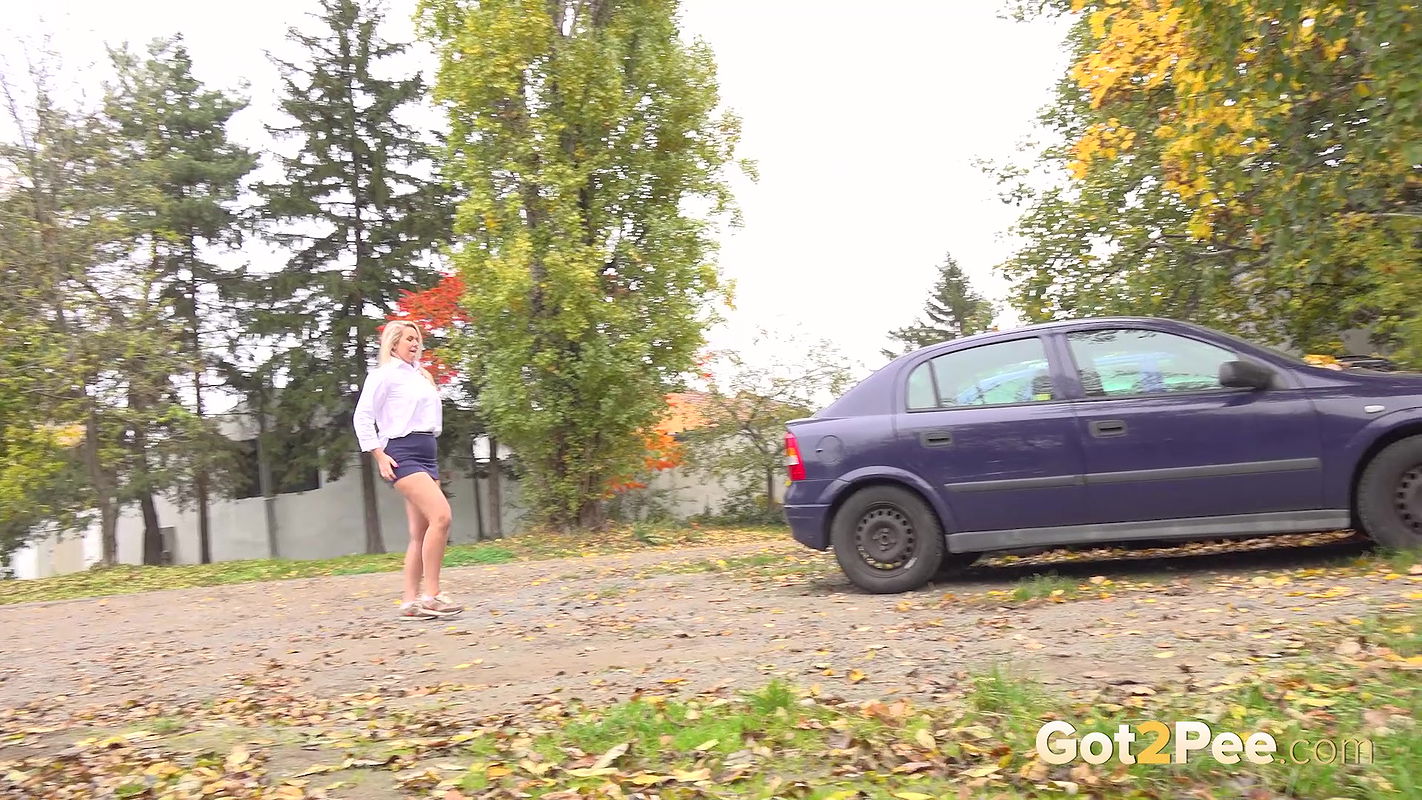 Car Park Squatting 1080p Got2Pee