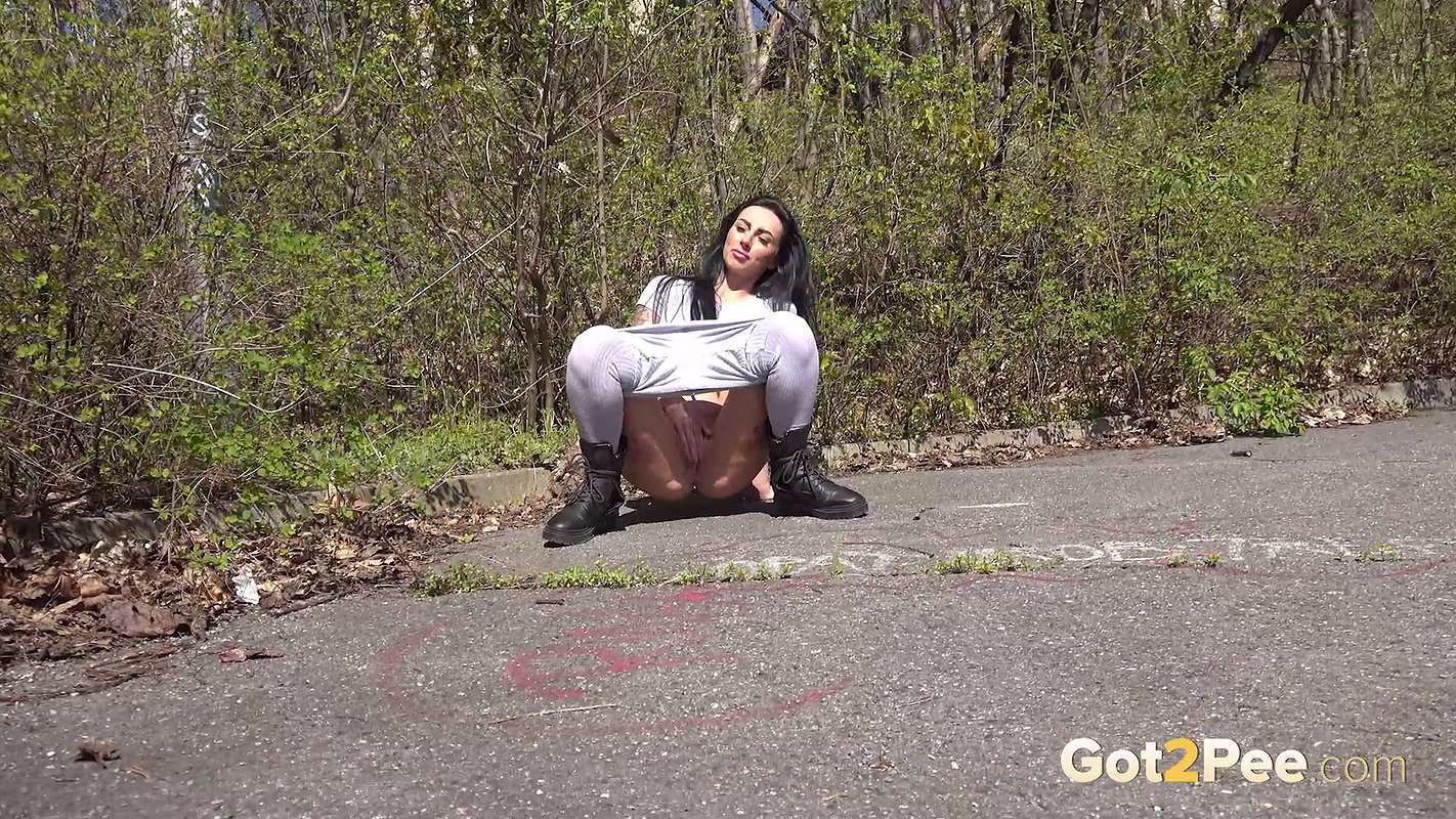 Closeup In Public Got2Pee