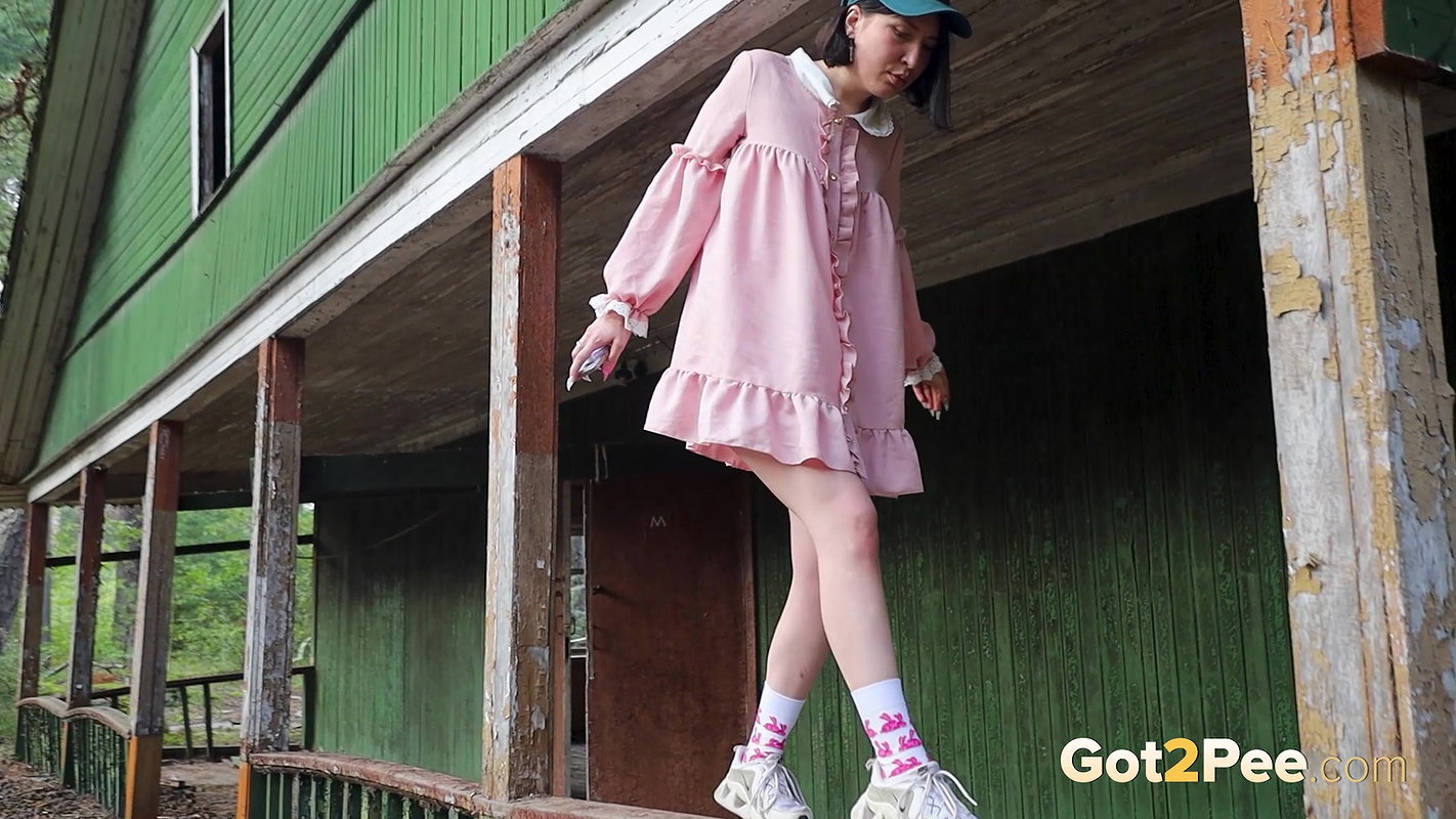 Cottage Girl Golden Spray Got2Pee