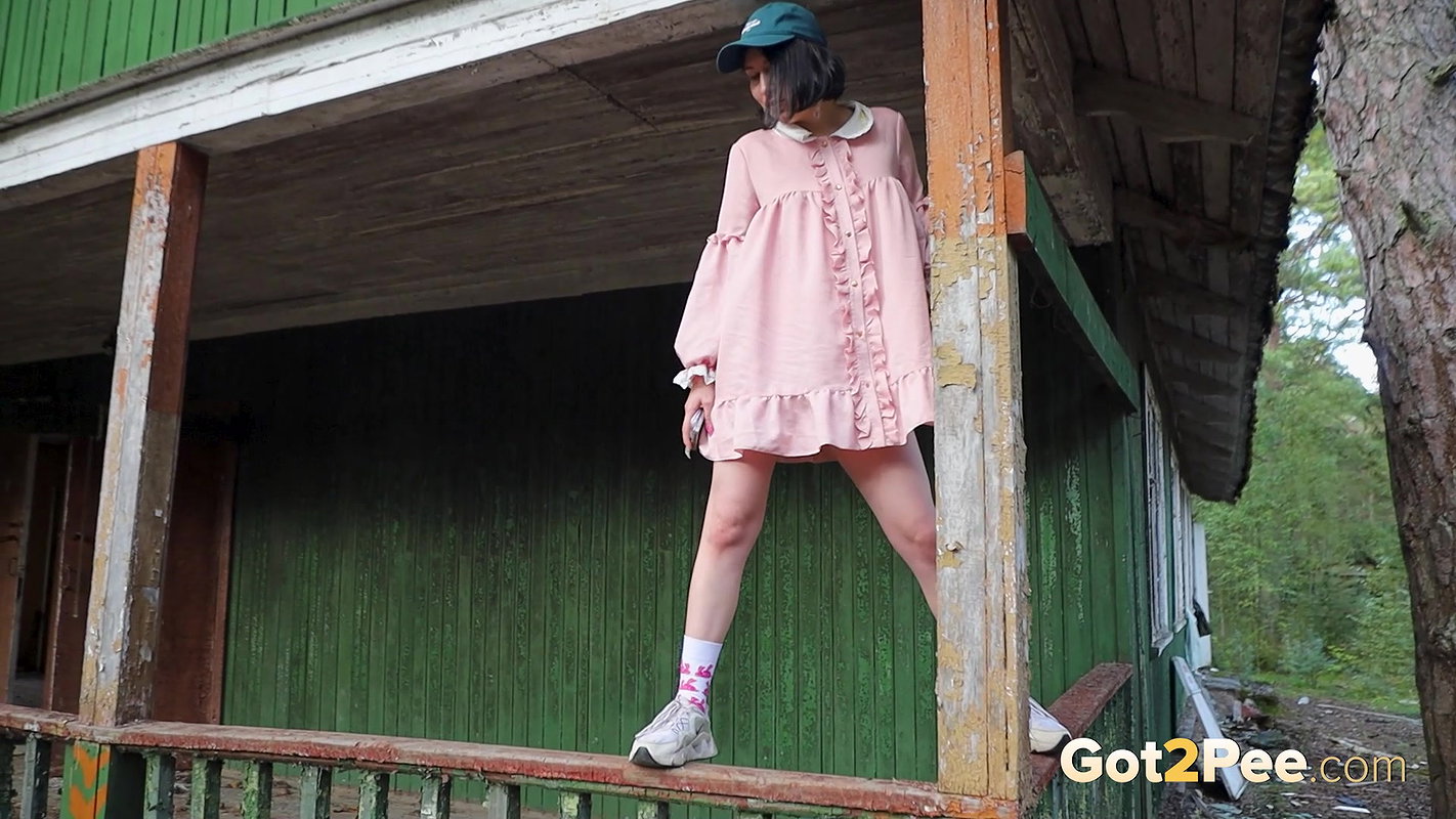 Cottage Girl Golden Spray Got2Pee