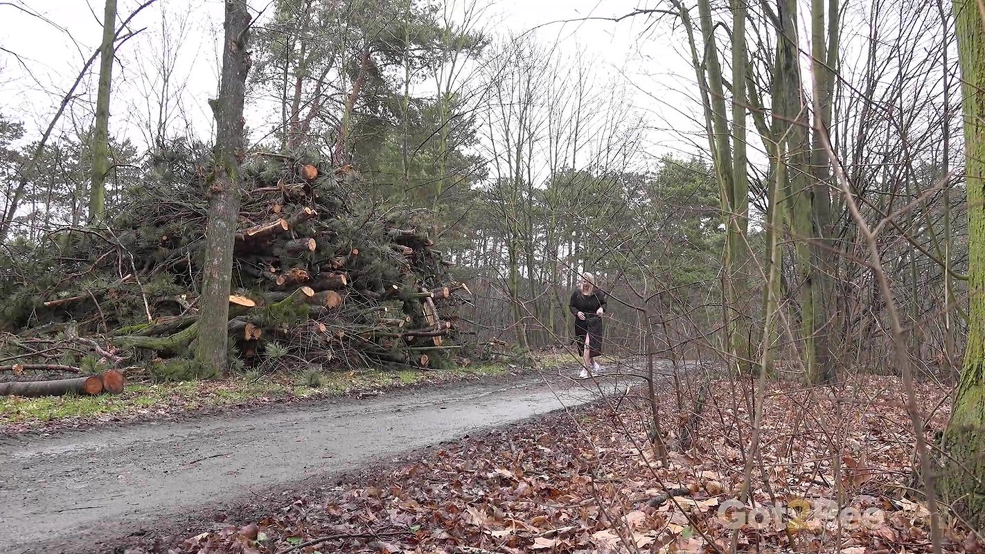 Curvy Blonde Relieves Her Piss Desperation Outside Got2pee