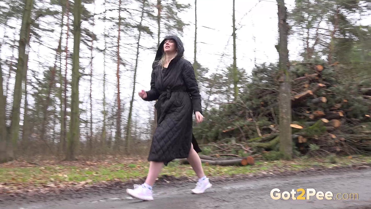 Curvy Blonde Relieves Her Piss Desperation Outside Got2pee