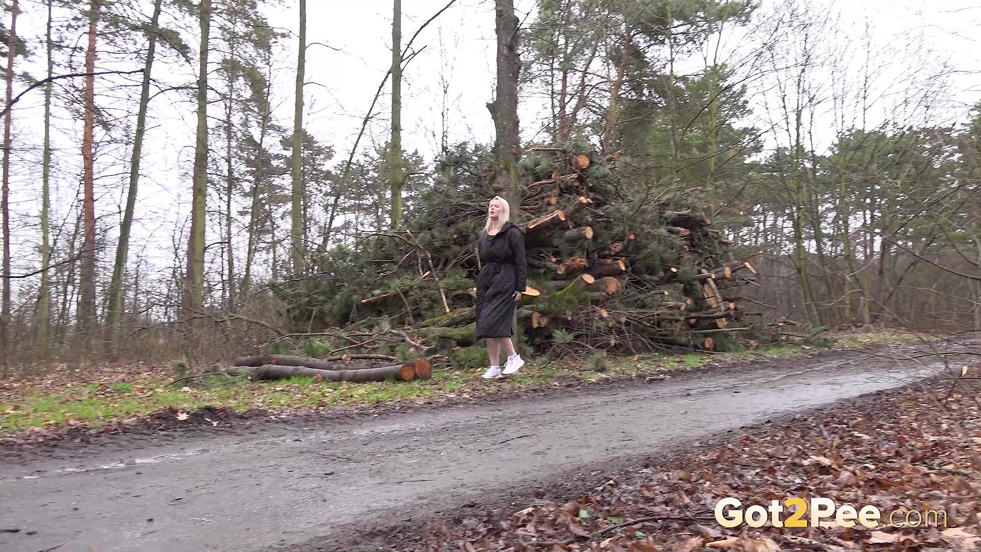 Curvy Blonde Relieves Her Piss Desperation Outside Got2pee