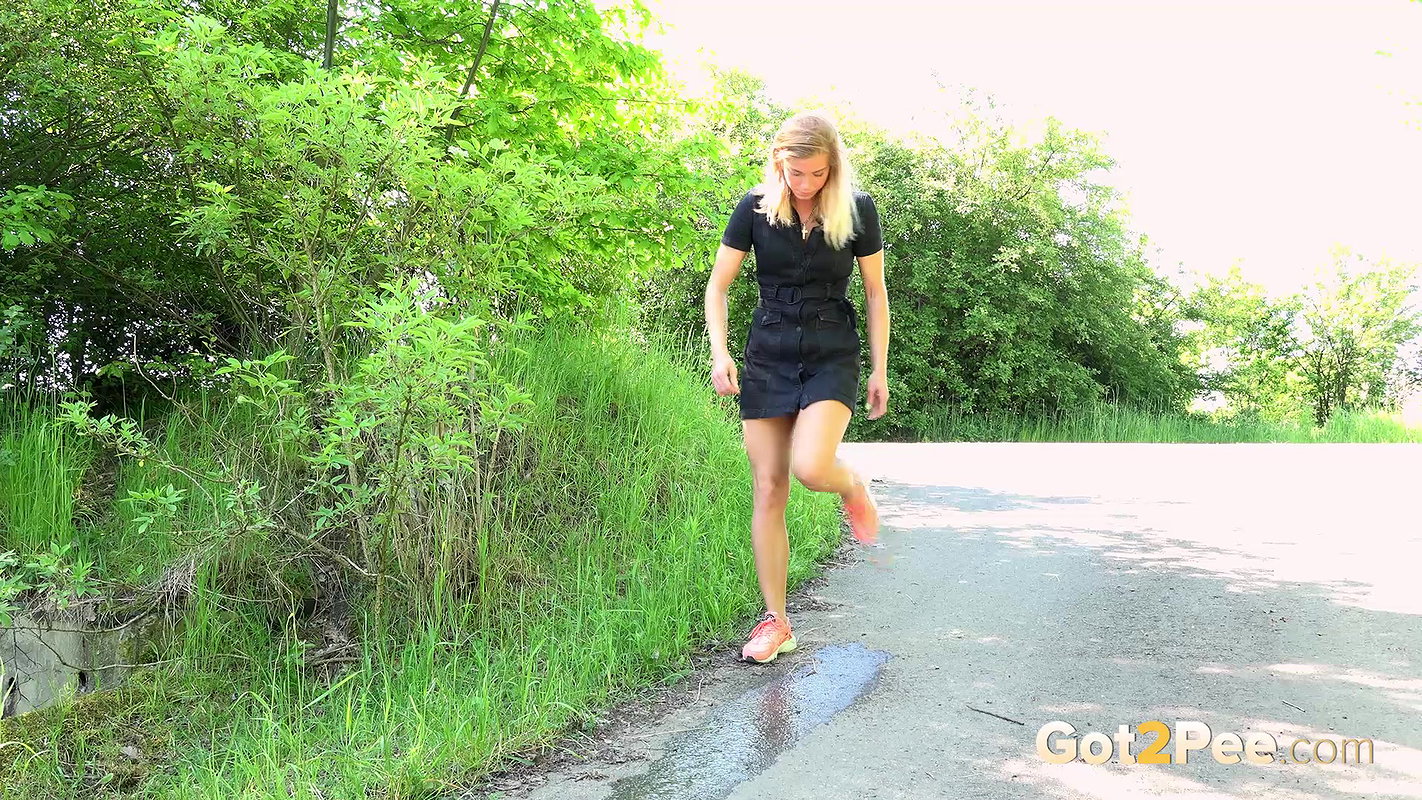 Desperate By The Side Of The Road 1080p Got2Pee